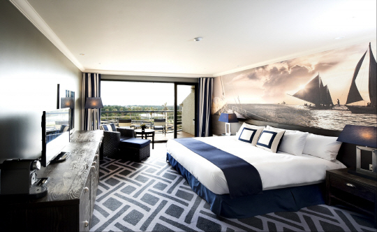 국내 특1급 호텔 최초로 럭셔리 올인클루시브형 호텔을 지향하는 켄싱턴 제주 호텔이 평소 주말을 활용해 휴식을 극대화할 수 있는 패키지를 선보인다. 짧은 주말을 이용해 재충전의 시간을 갖기 원하는 고객들을 위한 상품이다. '주말 앤 여행' 패키지는 '휴식'에 방점을 뒀다. 6월 10일부터 7월 17일까지 운영한다. 켄싱턴 제주 호텔 제공